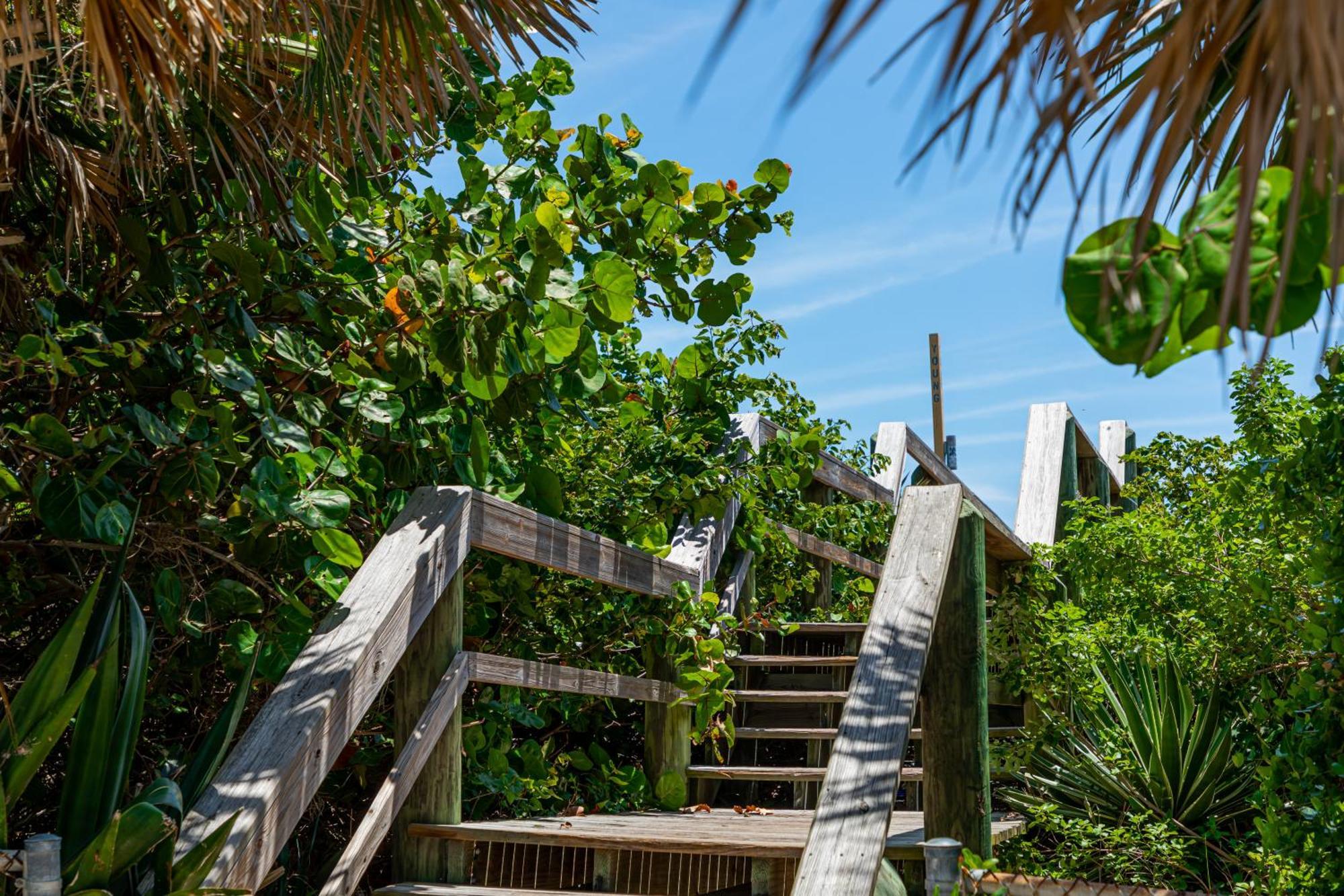 Beachside Hotel And Suites Cocoa Beach Bagian luar foto