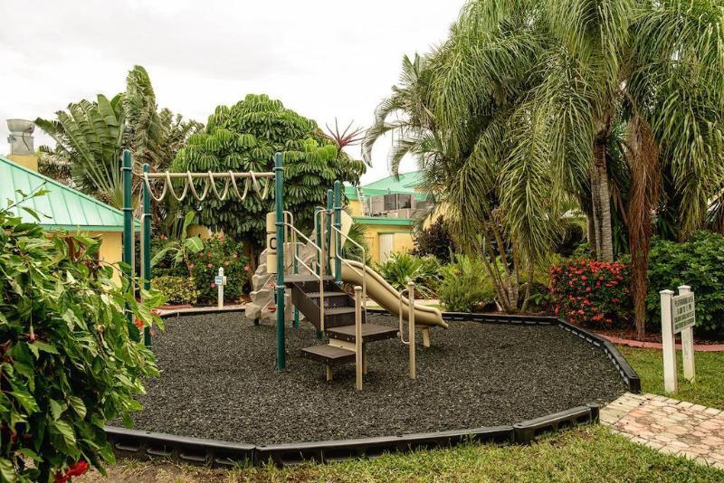 Beachside Hotel And Suites Cocoa Beach Bagian luar foto