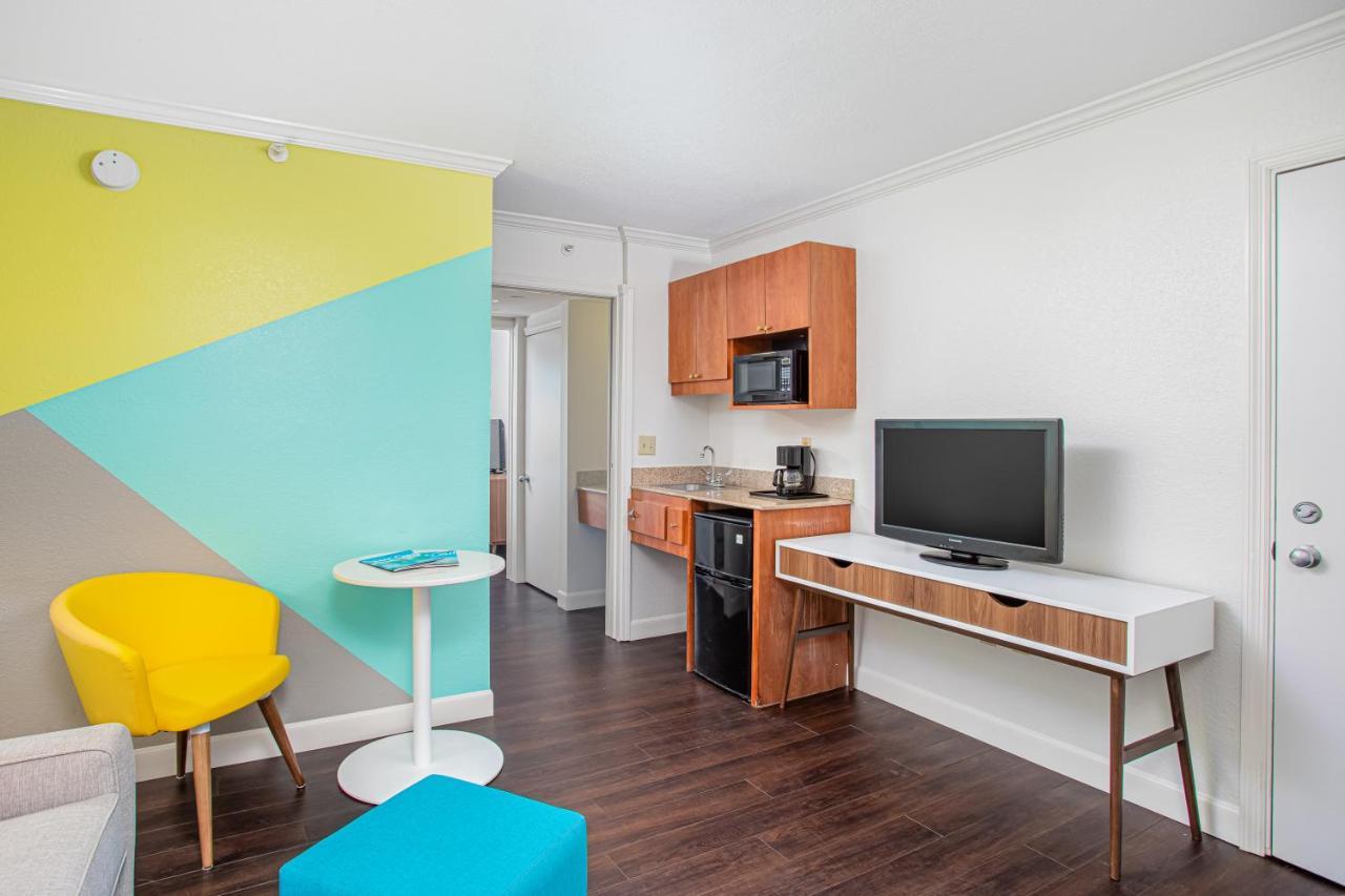 Beachside Hotel And Suites Cocoa Beach Bagian luar foto